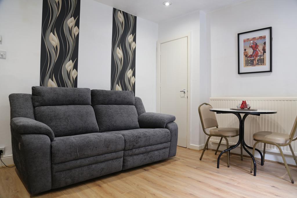 La Suisse Serviced Apartments Манчестър Екстериор снимка