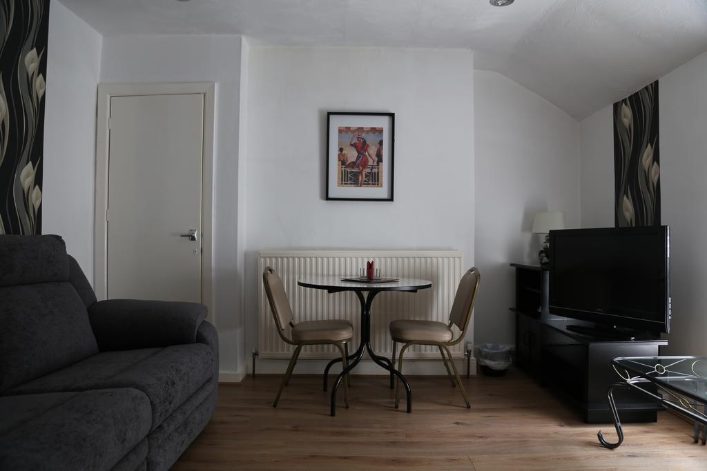 La Suisse Serviced Apartments Манчестър Екстериор снимка