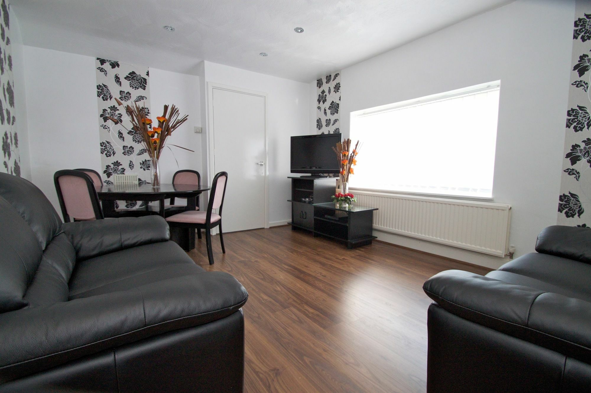 La Suisse Serviced Apartments Манчестър Екстериор снимка