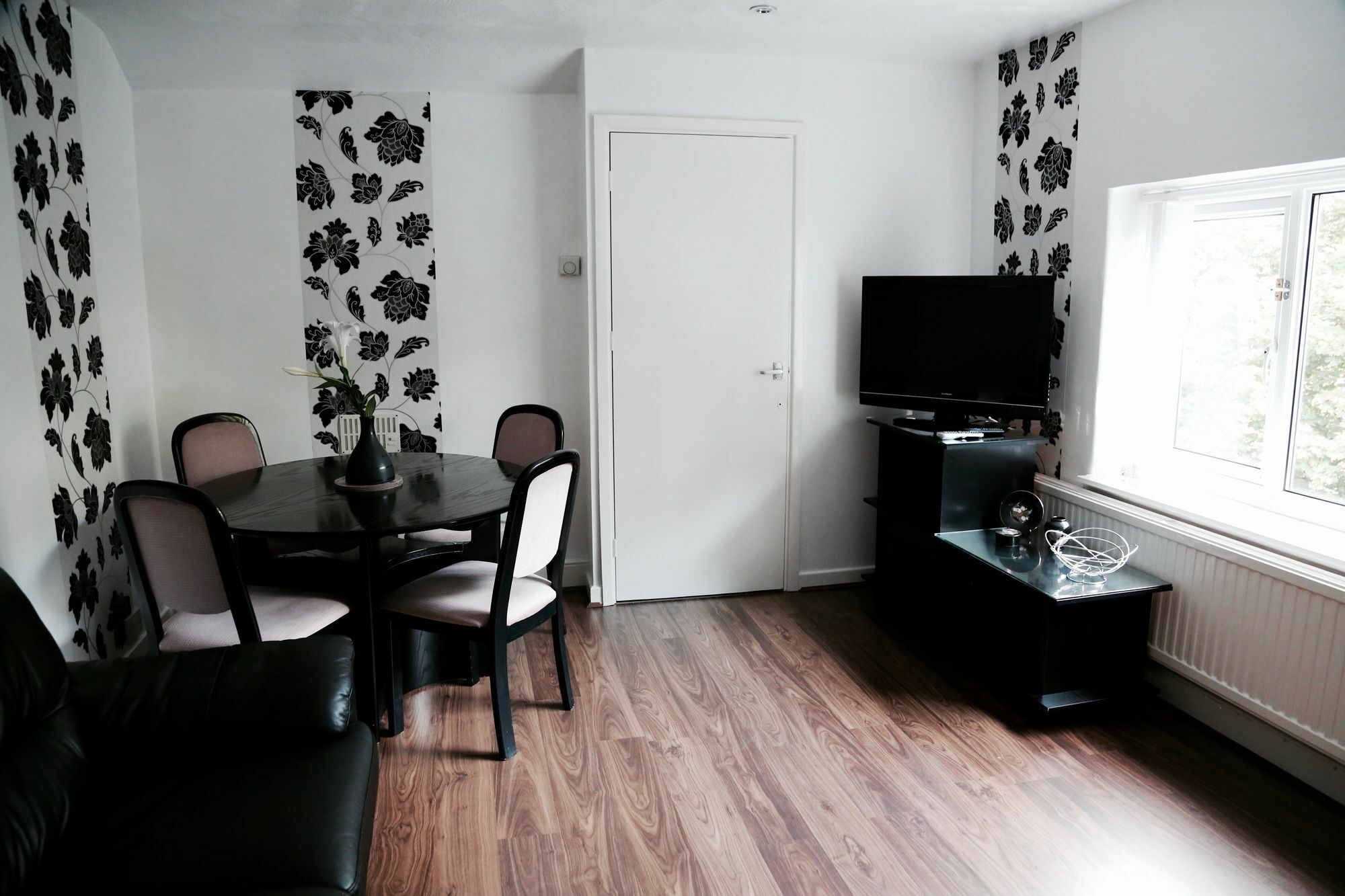 La Suisse Serviced Apartments Манчестър Екстериор снимка